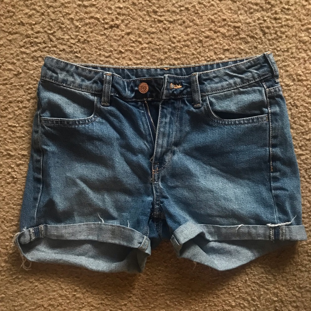 Jean shorts, frayed at the bottom, from H&M!